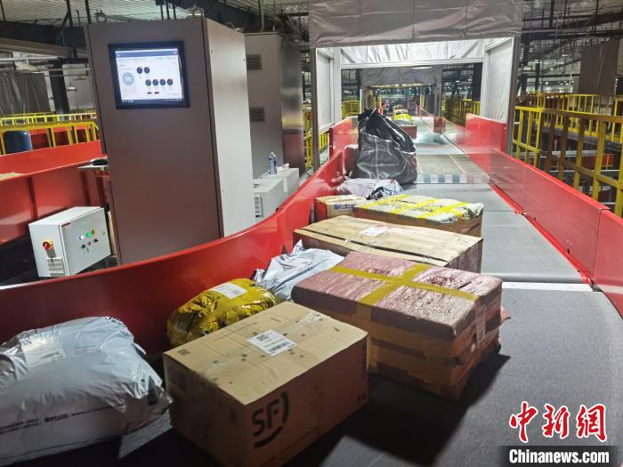 甘肅智能快遞分揀設(shè)備啟用：自動化傳輸應(yīng)對“派件潮”